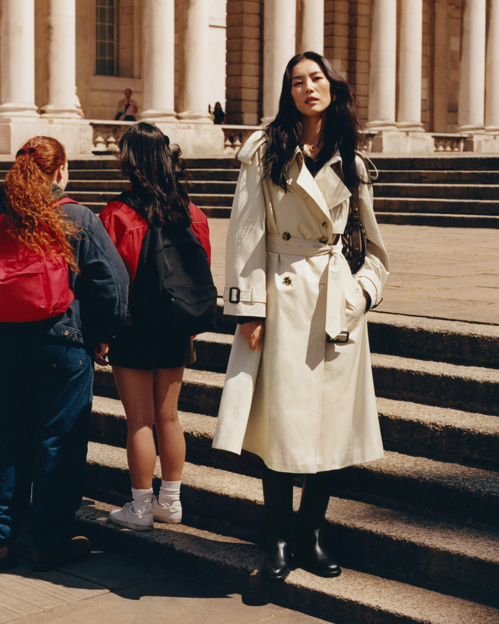 曇り空のロンドンが舞台。バーバリーが描く新しい旅の仲間たち